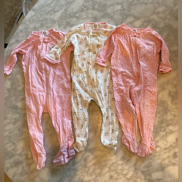 Gerber Other - Gerber 6-9 month Zip Onesie